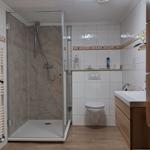 Badezimmer mit Flachdusche (120 x 90 cm) , Badblock, Fön, Kosmetikspiegel