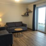 offener Wohnbereich mit Blick auf die Terrasse