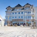 Modernes Gebäude mit Balkonen und Glasfassade an Straße