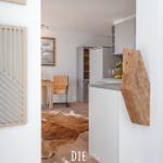 Küche und Essbereich mit Holzboden und Fellteppich