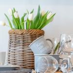 Tisch mit Tulpen, Tassen und Gläsern