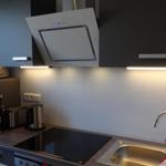 Küche mit Herd, Spüle und Küchenzeile