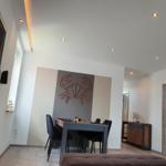 Essbereich mit Tisch, Stühlen und Wanddekoration