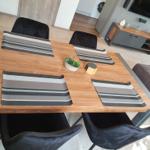 Esstisch mit vier Stühlen und Platzsetzen in modernem Design