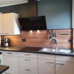 Moderne Küche mit Kochfeld, Spüle und Küchenzeile.