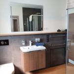 Badezimmer mit Dusche, Waschbecken und Toilette