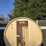 Holzsauna im Garten mit Sichtfenster und Logo