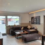 Wohnzimmer mit Sofa, Couchtisch und Fenster zur Terrasse.