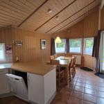 Küche mit Essbereich und Terrassenzugang. Holzwände und -decke.