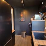 Küche mit Holzoberflächen, Induktionskochfeld und Kühlschrank.