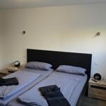 Zimmer mit Doppelbett, Schrank und Nachttischen