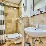 Bad mit Dusche, Toilette und Waschbecken mit Spiegel