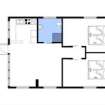 Wohnung mit Küche, Bad und zwei Schlafzimmern. Flur mit Treppe.