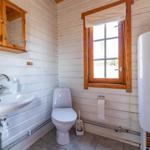 Badezimmer mit Toilette, Waschbecken und Fenster.