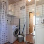Badezimmer mit Dusche, Waschmaschine und Waschbecken