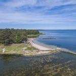 Strand mit Booten und Holzsteg am Wasser