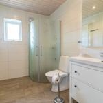 Badezimmer mit Dusche, Toilette und Waschbecken