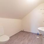 Badezimmer mit Toilette, Waschbecken und Dusche