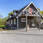 Holzhaus mit Balkon und Treppenhaus im Freien.