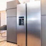Moderne Küche mit Edelstahl-Kühlschrank und integriertem Wasserspender.
