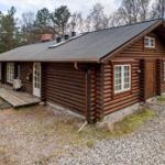 Holzhütte mit Veranda und Fenstern im Wald
