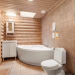 Bad mit Badewanne, Toilette und Waschbecken in Holzhaus