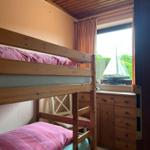 Kinderzimmer mit Etagenbett (je 90x200cm)