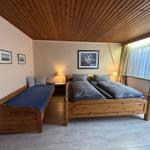 Großes Schlafzimmer mit Beistellbett.