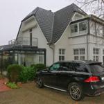 Villa Virmond mit Parkplätzen am Grundstück