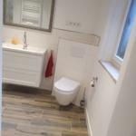 Bad unten mit Walk-In Dusche