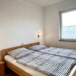 Schlafzimmer mit Ehebett