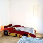 Schlafzimmer mit Einzelbett und Kojenbett Blick auf Einzelbett