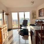 Wohnzimmer mit Essbereich Blick auf Eingang und Terrasse