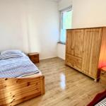 Schlafzimmer mit Einzelbett und Kojenbett Blick auf Kojenbett (ausziehbar) und Kleiderschrank