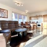 Wohnzimmer mit Essbereich und Küche mit Geschirrspüler