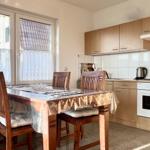 Essbereich und Küche mit Geschirrspüler