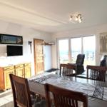 Esstisch und Smart TV