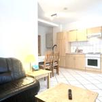 Wohnzimmer mit Blick zur Küche und Essbereich