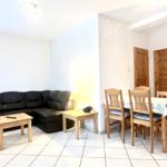 Ledercouch und Esstisch