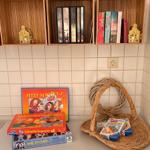 eine kleine Spiele- und Bücherauswahl ist vorhanden.