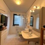 Bad 1 mit ebenerdiger Dusche