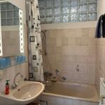 Badezimmer mit Badewanne, Duschvorhang und Spiegel