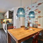 Essbereich mit Holztisch und Fisch壁纸. Küche mit Arbeitsplatte und Küchenzeile.