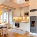 Küche mit Essbereich, Holzbalken und Kaminofen