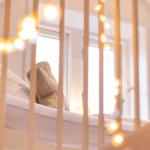 Schlafzimmer mit Bett, Kissen und Lichterkette.