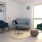 Wohnzimmer mit Sofa und zwei Sesseln, runden Teppich und Tisch.