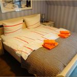 Schlafzimmer mit Bett, Nachttischen und Wandbild