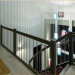 Haus mit Holzgeländer und bunten Hängelampen im Flur