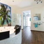 Bad mit Whirlpool, Dusche und Waschbecken mit Spiegel