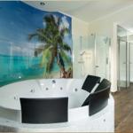 Bad mit Whirlpool und tropischer Wandtapete